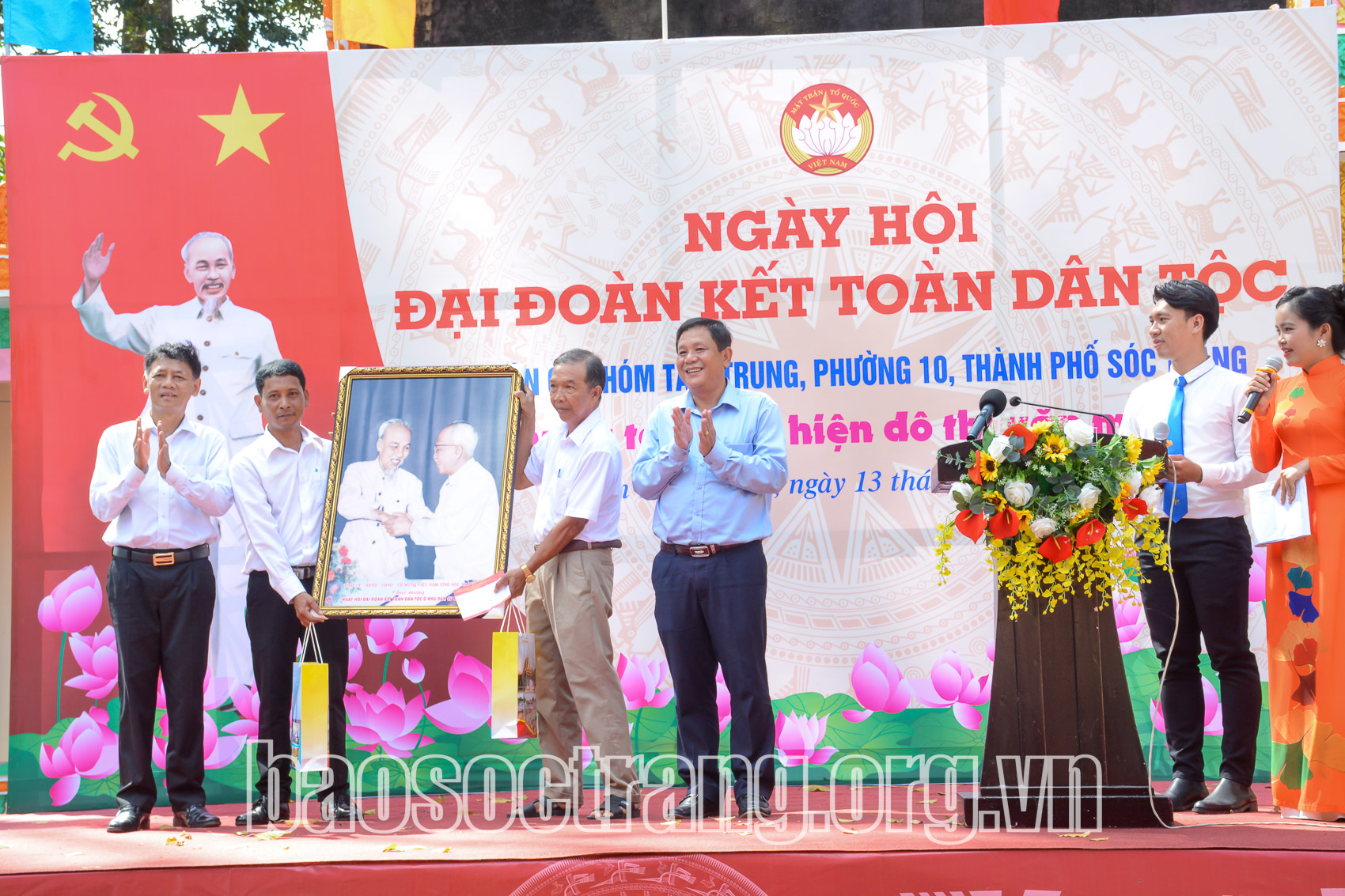 Bí thư Tỉnh ủy Sóc Trăng Lâm Văn Mẫn (bìa trái) và Trưởng Ban Dân vận Tỉnh ủy, Chủ tịch Ủy ban Mặt trận Tổ quốc Việt Nam tỉnh Dương Sà Kha (thứ 4 từ trái qua) trao tặng quà cho Ban Công tác Mặt trận khóm Tâm Trung, phường 10, TP. Sóc Trăng, tỉnh Sóc Trăng (Ảnh: Chí Bảo).